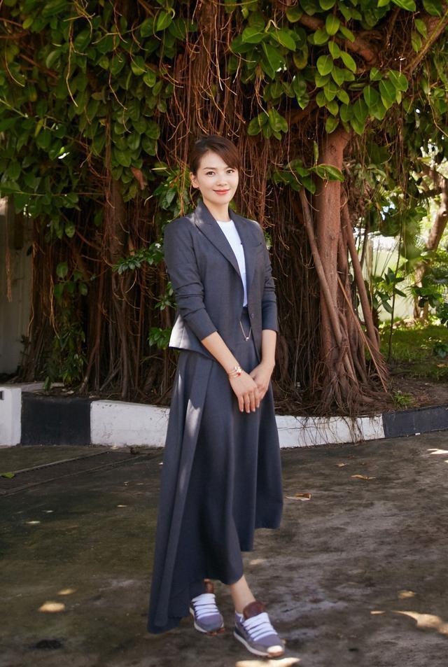 T恤下面别配阔腿裤了，学学刘涛这5种搭法，闭着眼照穿就行