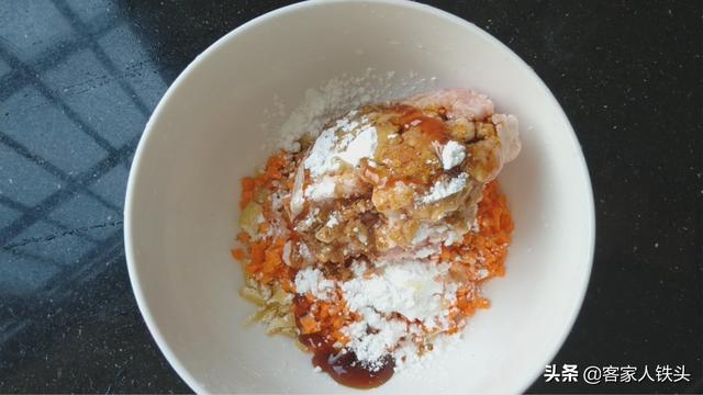 以后待客，油豆腐别炖肉，加1把酸菜开胃好吃，每吃一口都好满足