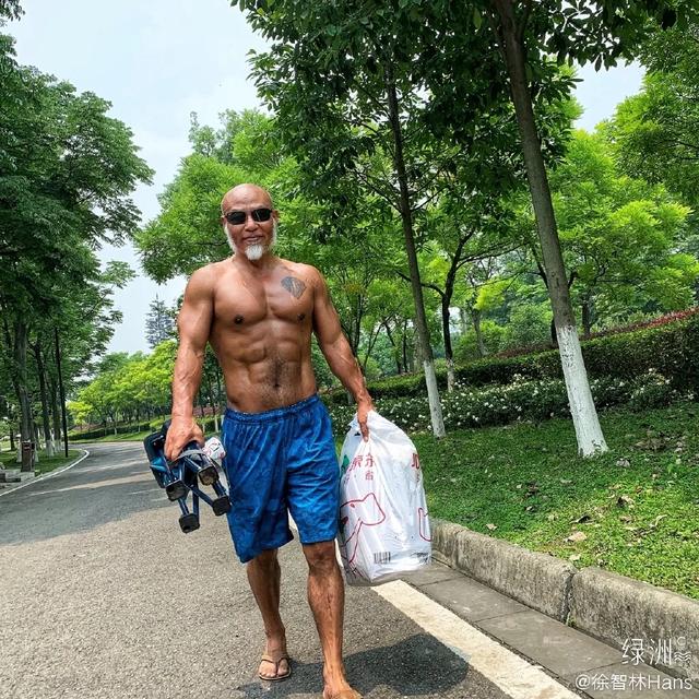 他43歲開始健身，撩走小13歲嬌妻，64歲那年，有了堪比20歲的身體