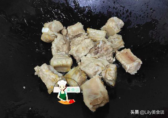 红烧排骨怎么做好？厨师长教你家常做法，排骨酥烂入味、色泽红亮