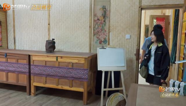 张子枫高考期间录《向往》，节目组摆了学习桌