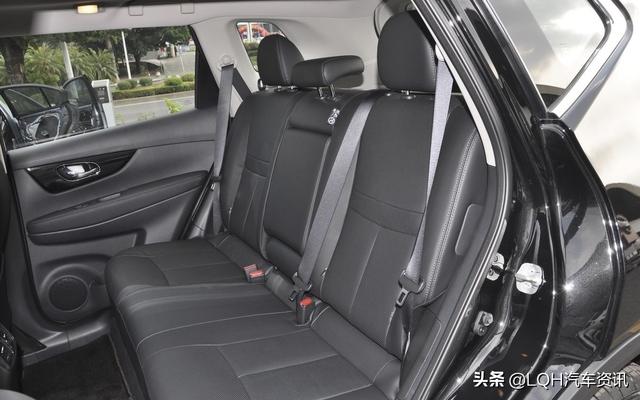 最适合家用的三款SUV，低至16.98万，RAV4、CR-V和奇骏怎么选？