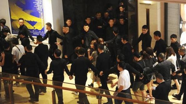 出门六个助理20多保镖，被央视点名批评，被爆后