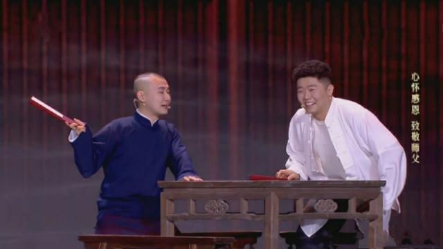 孟鹤堂接棒周九良，成烧饼作品场外解说，对助演如数家珍赞不绝口