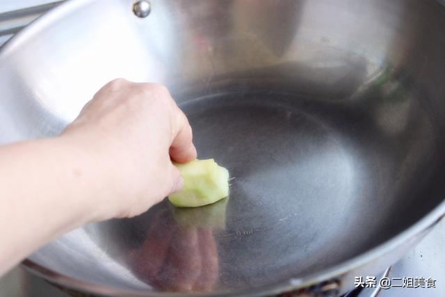 才明白，煎鸡蛋第一步不是放油，学会大厨的做法，鸡蛋完整还鲜嫩