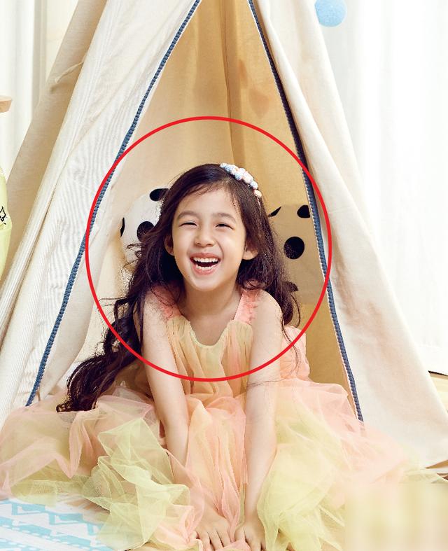 小泡芙"开挂式"成长，长发飘飘变身小仙女，和爸爸合影甜蜜满分