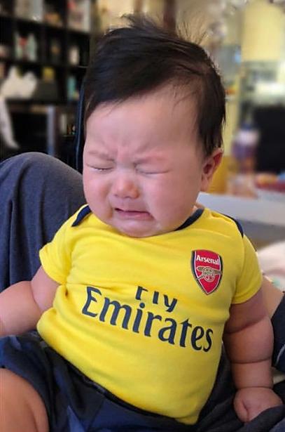 胡杏儿老公强迫看电视的儿子自拍，奕霆眼睛斜视露职业假笑超可爱