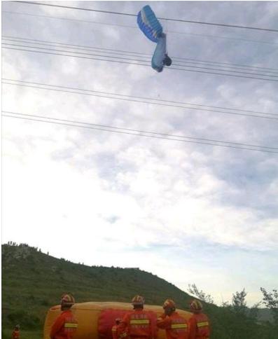 高压线|男子玩滑翔伞被挂高压线7小时 多部门配合救援