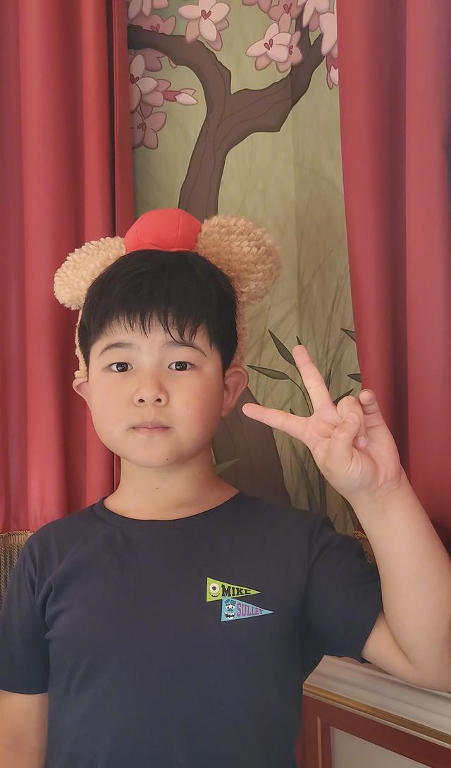 沙溢俩儿子长大了！9岁安吉身高已到妈妈肩膀，5岁小鱼儿长腿抢镜