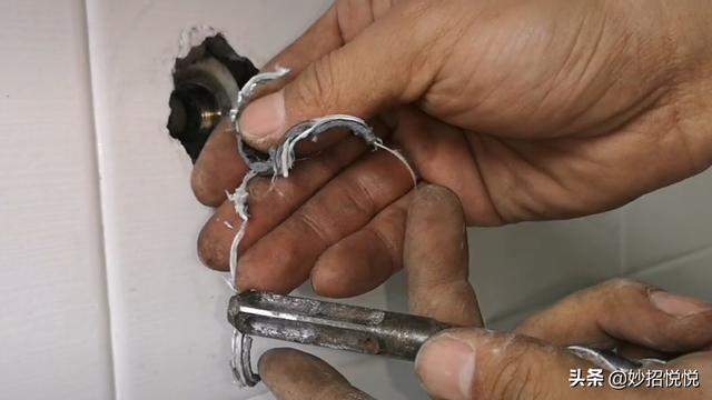 水龙头断在墙壁里怎么办？不用花钱请维修师傅，教你妙招自己搞定