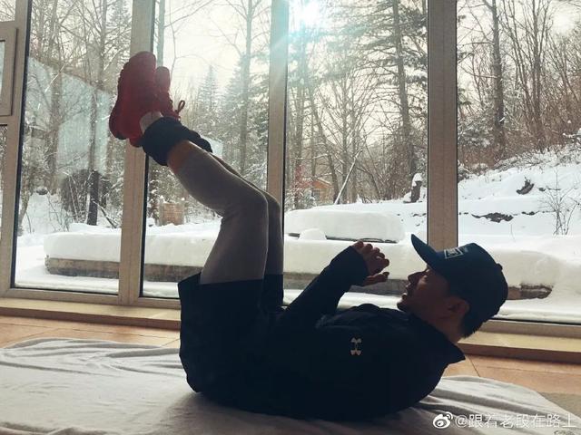 47歲的段奕宏常年健身，身材健碩有型，這肌肉什麼水平？