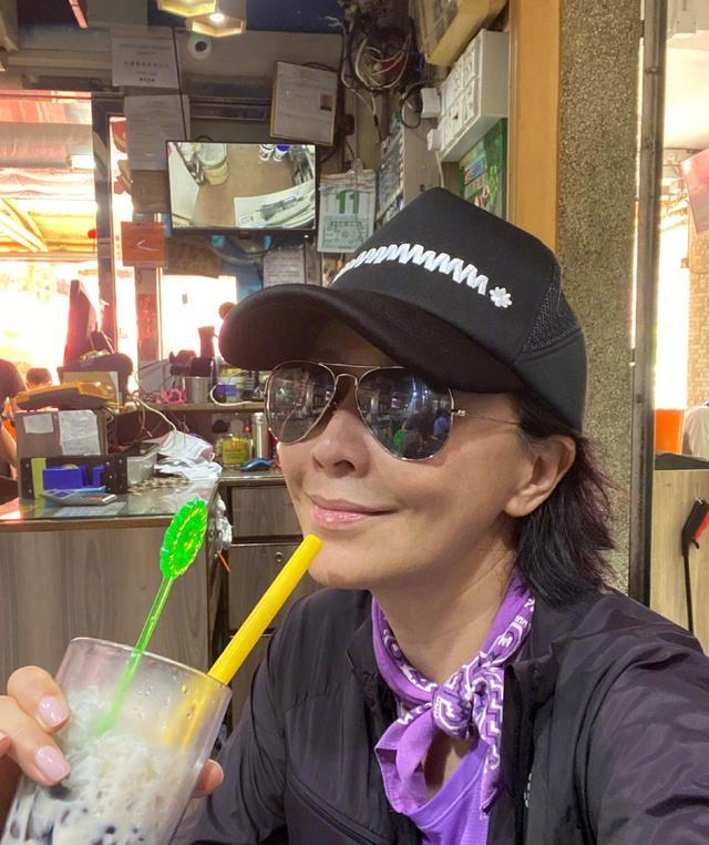 55岁刘嘉玲晒近照，穿垫肩西装气场太足，白色反而把本人显更白