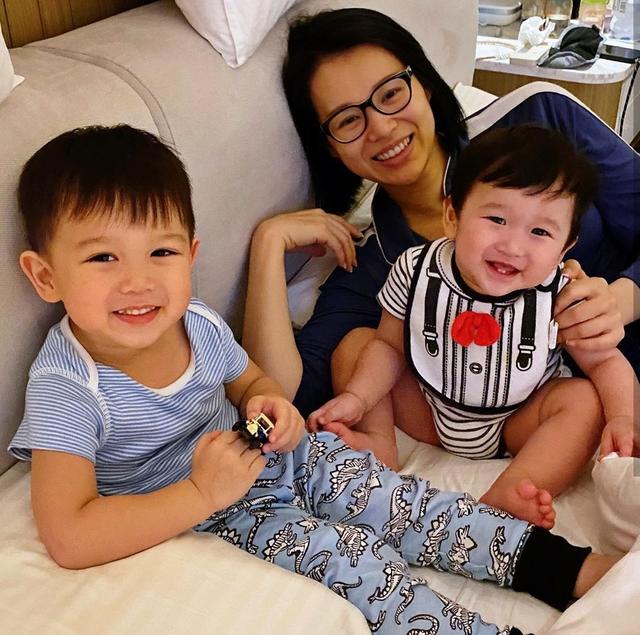 胡杏儿老公强迫看电视的儿子自拍，奕霆眼睛斜视露职业假笑超可爱