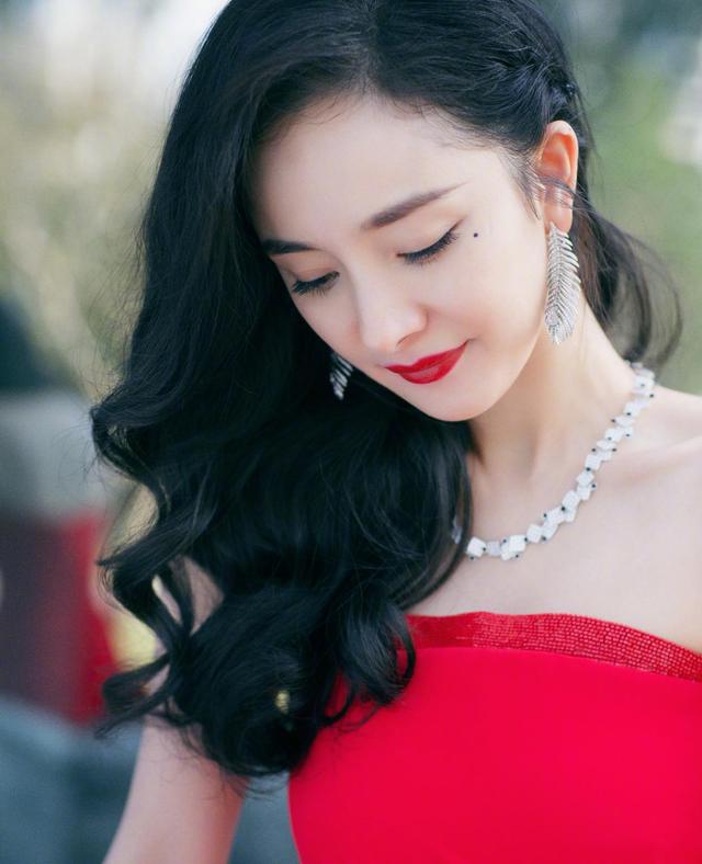 杨幂终于穿红色了，这么艳丽的长相，穿红裙真是太美了