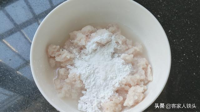 60岁老厨师教的鱼丸做法，不剁馅不绞肉，Q弹爽口，在家一样能做