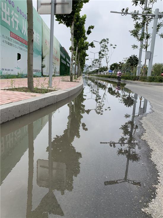 菏泽市大学路积水严重，施工方积极导流