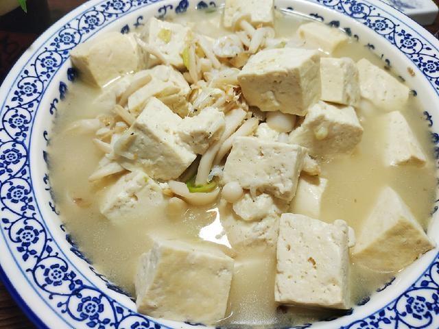 炖豆腐的时候，千万不要放肉炖，加上点它一起炖，味道“贼拉香”