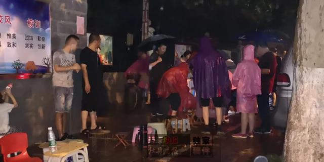 太拼！菏澤一些家長(zhǎng)冒雨通宵排隊(duì)給孩子報(bào)名，校方：真的沒(méi)必要