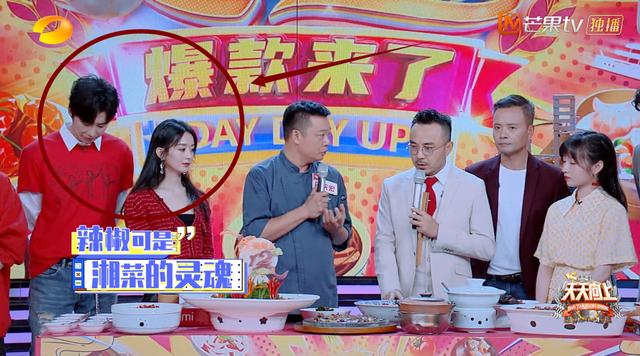 上节目，刘宇宁站赵丽颖身后，谁注意他手在干啥？真当没女粉