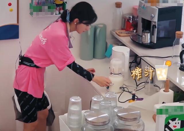 为啥说赵丽颖“勤俭节约”？细看她处理“坏桃子”做法，全明白了