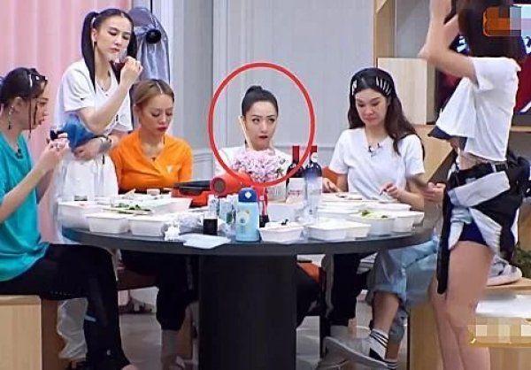 《姐姐》蓝盈莹被边缘化？吃火锅要站起来，跳舞也无人回应