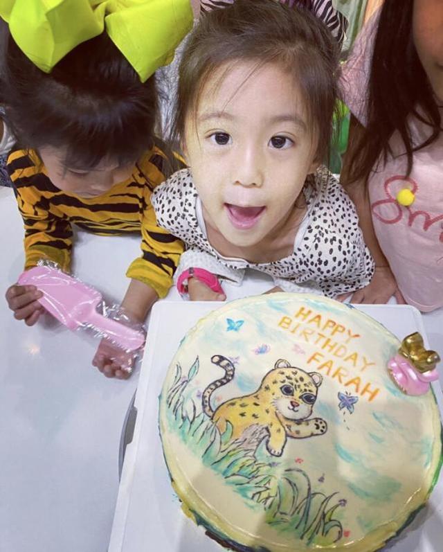 贾静雯一家为咘咘庆祝5岁生日，感谢妈妈辛苦生下她，感动又好笑