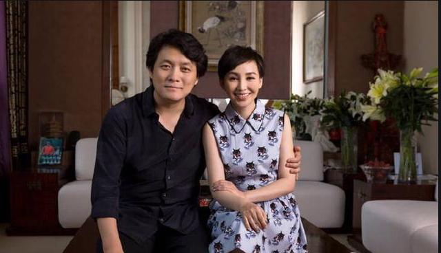 岳丽娜:19岁与导演私奔,住地下室4年生下3胎,如今丈夫将他捧红