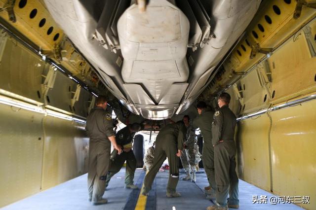 ͬ��50�����Ʒ�������ͺ�-6J�Ա�����B-52H�����߲����ж��