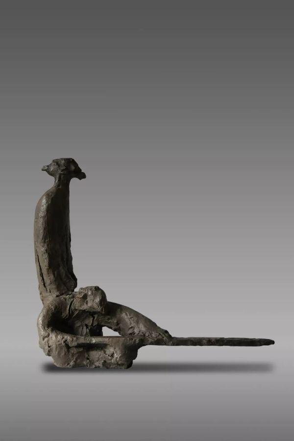 青年雕塑家李峰