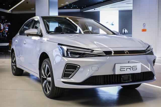 别再看Model 3了，这款纯电轿车续航不输特斯拉，价格却不到20万