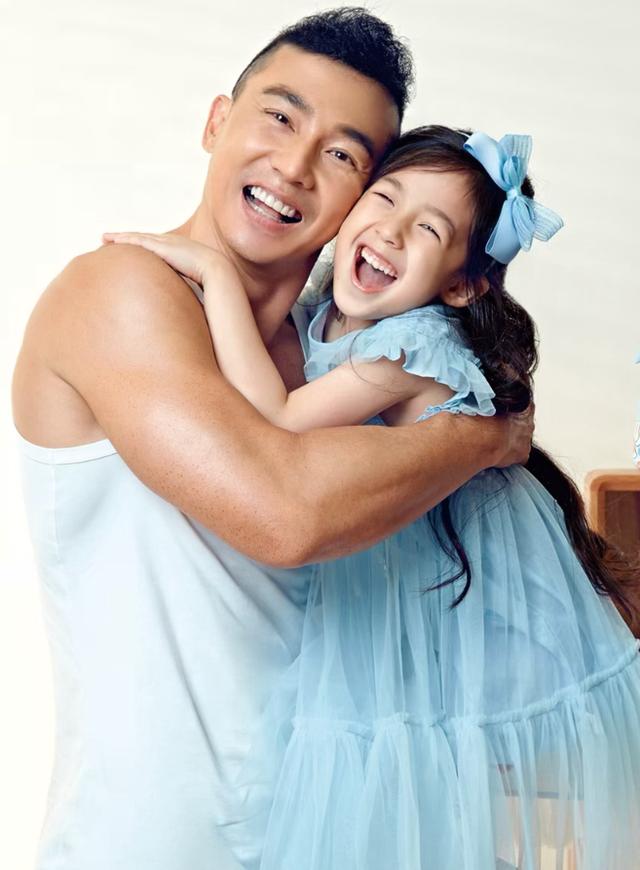 小泡芙"开挂式"成长，长发飘飘变身小仙女，和爸爸合影甜蜜满分