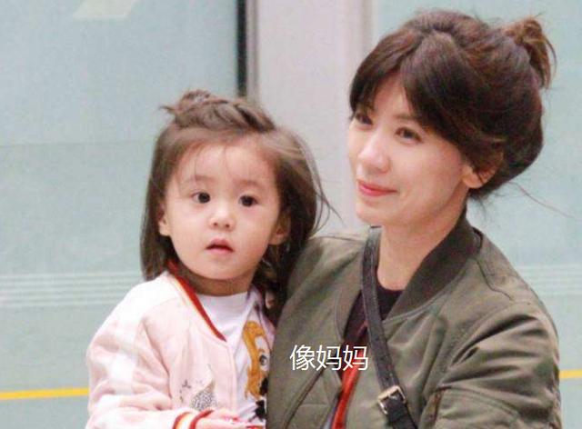 有一种“大眼睛”是贾静雯的女儿，咘咘最像妈，梧桐妹正脸也很美