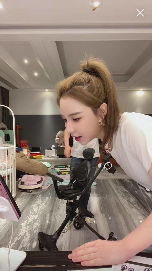 雪梨直播带货delama德拉玛遛娃车，3分钟销量百万