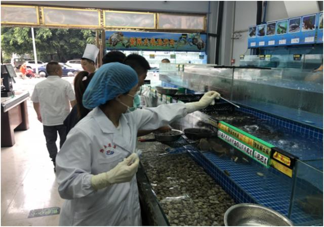 红星新闻 连续6天全阴！成都市场环境及从业人员新冠检测持续进行