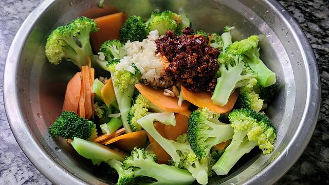 花菜最简单的做法，学会这个家常做法，开胃下饭，天热要多吃