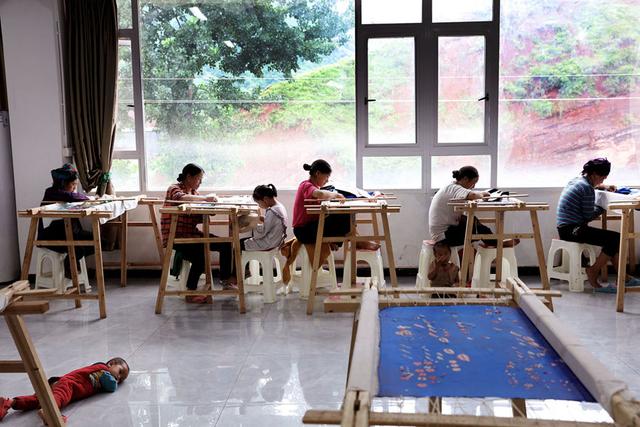 谁家女人带着孩子上班？四川大凉山就是，但她们却感到很幸福