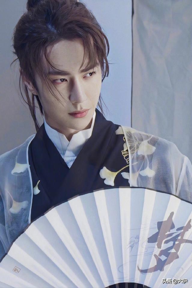4位手拿折扇的男星，王一博、肖战、罗云熙，谁