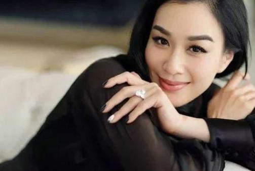 钟丽缇混血大女儿19岁了，身材傲人，网友：遗传了妈妈的基因