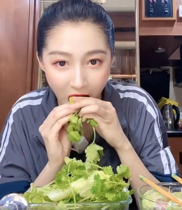 看到关晓彤吃饭的仪式感，不愧是京圈格格