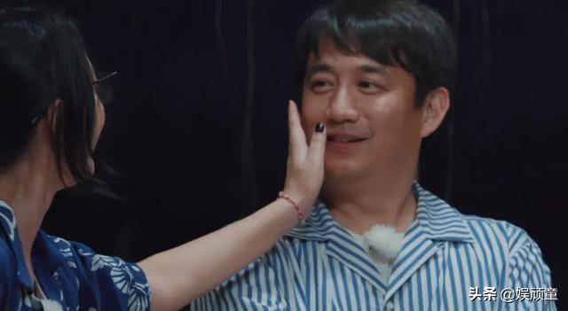 《向往的生活》嘉宾同框，看到黄磊与周迅坐姿：关系好到懒得避嫌