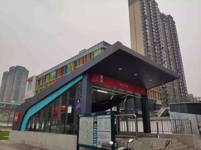 航天大道十字交汇处东南角,小新从大雁塔地铁站出发到项目附近的金滹