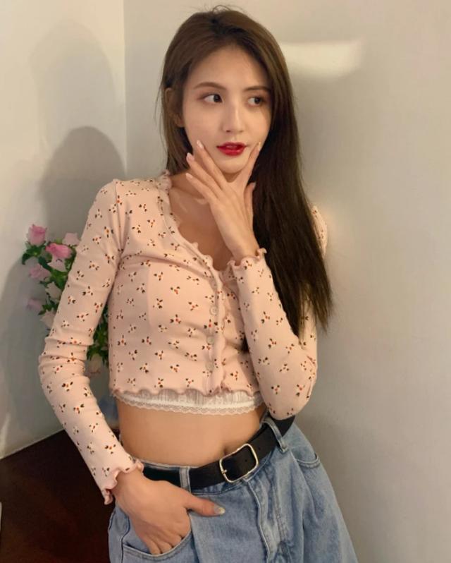 不愧是王思聪的最新绯闻女友，看她穿上短装的腰，女生都自愧不如