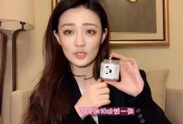 本以为徐璐穿64块的T恤很节俭，可得知她的凉鞋价格，我又酸了
