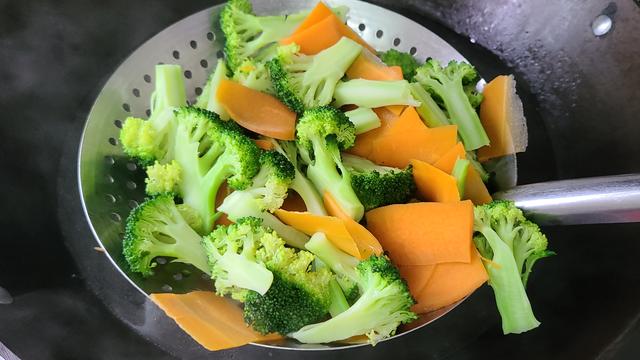 花菜最简单的做法，学会这个家常做法，开胃下饭，天热要多吃