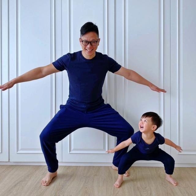 胡杏儿老公强迫看电视的儿子自拍，奕霆眼睛斜视露职业假笑超可爱