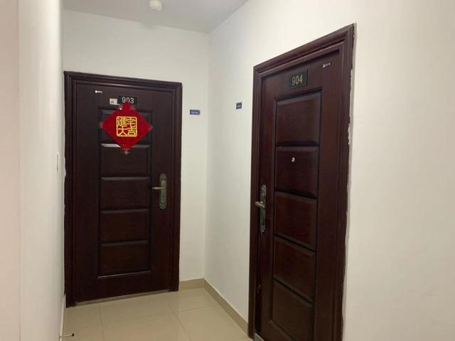 入户门会"打人"?济南一小区设计太奇葩,业主收房傻了眼!开发商:确实