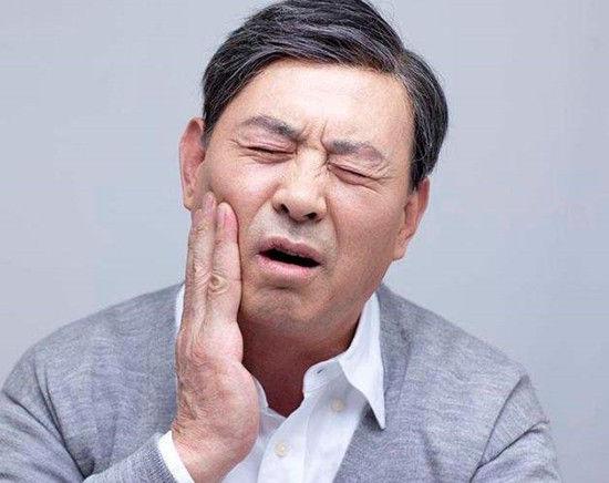 牙痛不是病，疼起来要命！8种快速止痛的方法，最好都来学几招