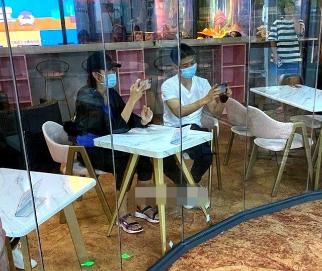 蔡少芬夫妇带孩子到乐园玩，被拍到私下相处细节，当众拥抱太恩爱