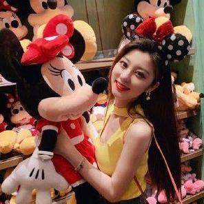 《王牌》女郎费费私照太惊艳，身材高挑不输给