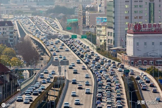 上海,延安路高架,晚高峰时段拥堵的城市高架路.
